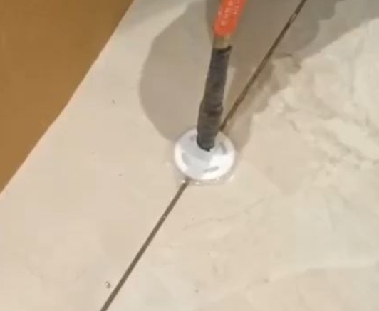 周口瓷砖空鼓维修公司专业解答瓷砖在铺贴过程中，如果没有涂抹均匀到位的粘结材料（如水泥砂浆或瓷砖胶），可能会导致以下问题