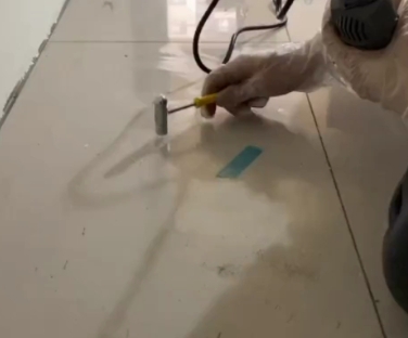 周口瓷砖开裂维修公司专业分享瓷砖在铺贴前如果没有沥干水分，将会导致以下问题